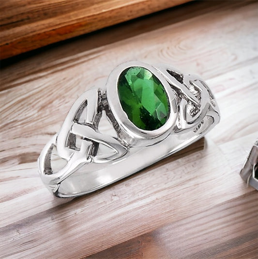 Silver Celtic Trinity / Triquetra Knot Ring Emerald Green CZ