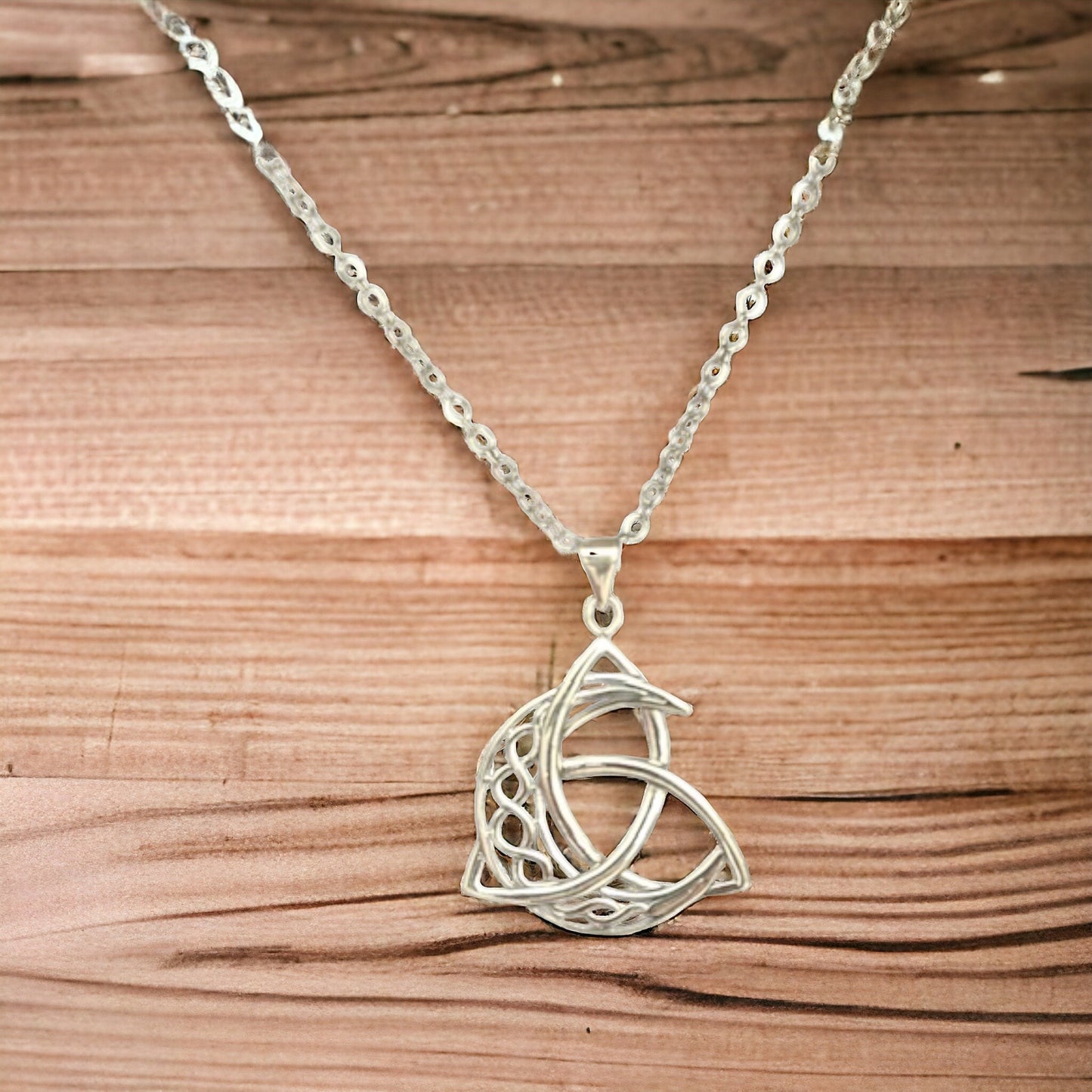 925 Sterling Silver Irish Celtic Trinity / Triquetra Knot Pendant + Free Chain